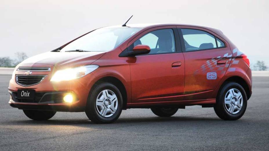 Na versão de entrada LT, o Onix tem calotas e para-choques pintados na cor da carroceria | <a href="%20https://beta-develop.quatrorodas.abril.com.br/salao-do-automovel/2012/carros/onix-708485.shtml" rel="migration">Leia mais</a>