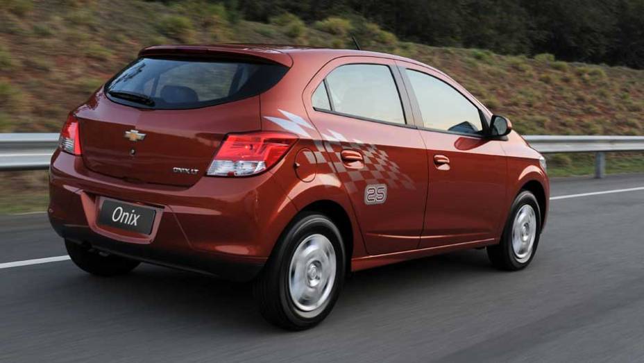 Olhando por este ângulo, o Onix lembra muito o Volkswagen Gol | <a href="https://beta-develop.quatrorodas.abril.com.br/salao-do-automovel/2012/carros/onix-708485.shtml" rel="migration">Leia mais</a>