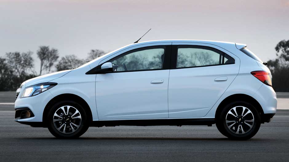 A linha de cintura elevada deixa o Onix com apar&ecirc;ncia mais esportiva | <a href="https://beta-develop.quatrorodas.abril.com.br/salao-do-automovel/2012/carros/onix-708485.shtml" rel="migration">Leia mais</a>
