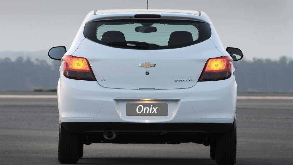 O porta-malas leva 280 litros, volume que fica na m&eacute;dia da categoria | <a href="https://beta-develop.quatrorodas.abril.com.br/salao-do-automovel/2012/carros/onix-708485.shtml" rel="migration">Leia mais</a>
