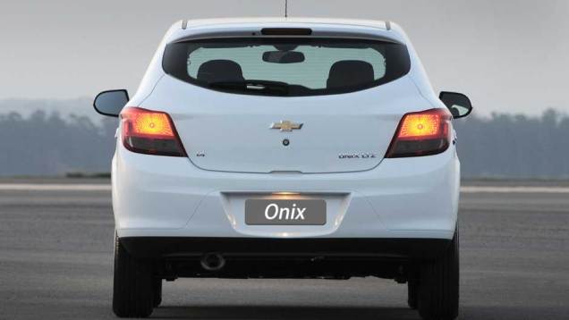 O porta-malas leva 280 litros, volume que fica na média da categoria | <a href="https://beta-develop.quatrorodas.abril.com.br/salao-do-automovel/2012/carros/onix-708485.shtml" rel="migration">Leia mais</a> O porta-malas leva 280 litros, volume que fica na média da categoria | <a href="https://beta-develop.quatrorodas.abril.com.br/salao-do-automovel/2012/carros/onix-708485.shtml" rel="migration">Leia mais</a>