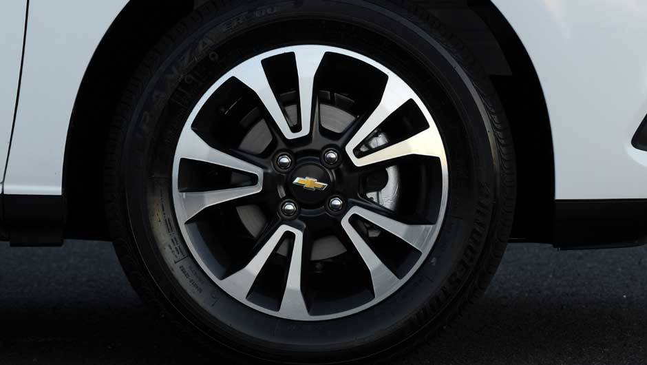 As belas rodas de liga leve com acabamento diamantado s&atilde;o exclusivas da vers&atilde;o LTZ | <a href="%20https://beta-develop.quatrorodas.abril.com.br/salao-do-automovel/2012/carros/onix-708485.shtml" rel="migration">Leia mais</a>