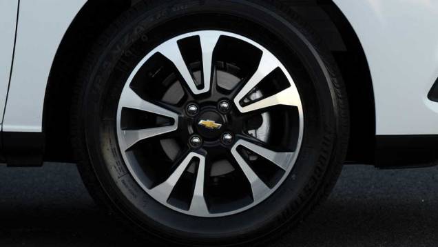 As belas rodas de liga leve com acabamento diamantado são exclusivas da versão LTZ | <a href="%20https://beta-develop.quatrorodas.abril.com.br/salao-do-automovel/2012/carros/onix-708485.shtml" rel="migration">Leia mais</a> As belas rodas de liga leve com acabamento diamantado são exclusivas da versão LTZ | <a href="%20https://beta-develop.quatrorodas.abril.com.br/salao-do-automovel/2012/carros/onix-708485.shtml" rel="migration">Leia mais</a>