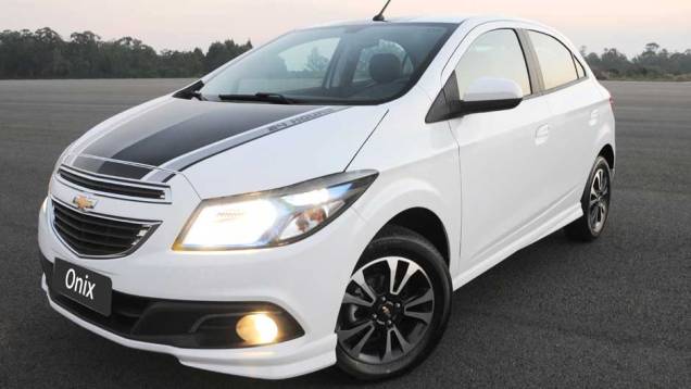 A Chevrolet oferecerá o Onix com três kits de personalização, chamados de 24 Horas, Racing e Joy; na foto, o kit Racing | <a href="%20https://beta-develop.quatrorodas.abril.com.br/salao-do-automovel/2012/carros/onix-708485.shtml" rel="migration">Leia mais</a> A Chevrolet oferecerá o Onix com três kits de personalização, chamados de 24 Horas, Racing e Joy; na foto, o kit Racing | <a href="%20https://beta-develop.quatrorodas.abril.com.br/salao-do-automovel/2012/carros/onix-708485.shtml" rel="migration">Leia mais</a>