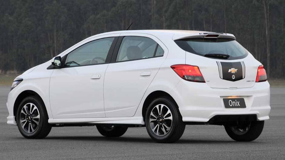 As faixas pretas deixaram o Onix com um visual mais esportivo | <a href="https://beta-develop.quatrorodas.abril.com.br/salao-do-automovel/2012/carros/onix-708485.shtml" rel="migration">Leia mais</a> As faixas pretas deixaram o Onix com um visual mais esportivo | <a href="https://beta-develop.quatrorodas.abril.com.br/salao-do-automovel/2012/carros/onix-708485.shtml" rel="migration">Leia mais</a>