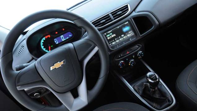 O painel traz várias peças em comum com outros carros da GM, como o volante vindo do sedã Cruze | <a href="%20https://beta-develop.quatrorodas.abril.com.br/salao-do-automovel/2012/carros/onix-708485.shtml" rel="migration">Leia mais</a> O painel traz várias peças em comum com outros carros da GM, como o volante vindo do sedã Cruze | <a href="%20https://beta-develop.quatrorodas.abril.com.br/salao-do-automovel/2012/carros/onix-708485.shtml" rel="migration">Leia mais</a>