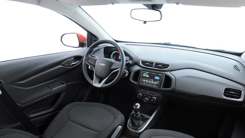 Porta-objetos est&atilde;o espalhados por toda a cabine | <a href="https://beta-develop.quatrorodas.abril.com.br/salao-do-automovel/2012/carros/onix-708485.shtml" rel="migration">Leia mais</a>
