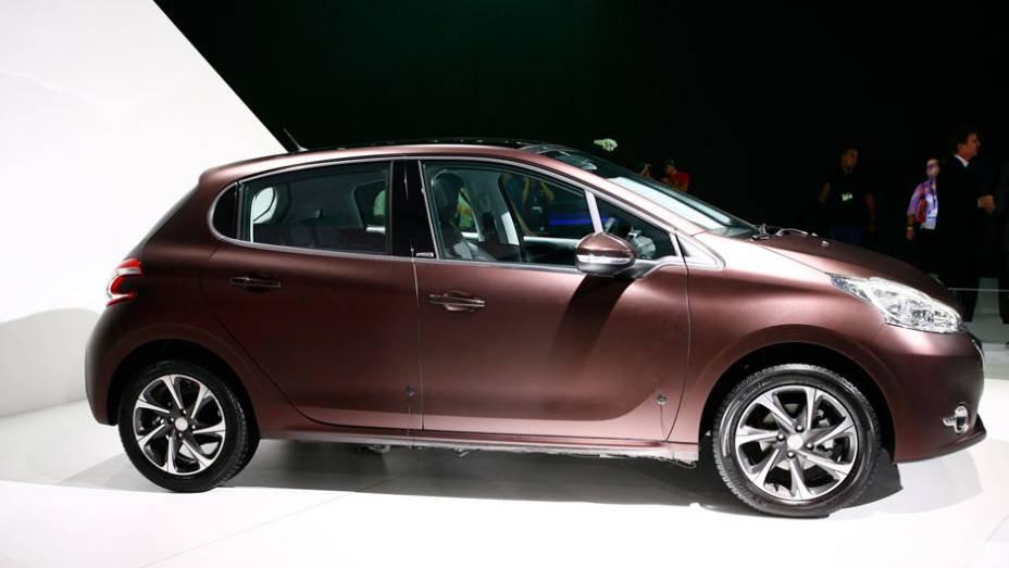 O modelo, que será produzido na fábrica da marca em Porto Real (RJ) chega ao mercado brasileiro em 13 de abril de 2013 | <a href="https://beta-develop.quatrorodas.abril.com.br/salao-do-automovel/2012/carros/208-709089.shtml" rel="migration">Leia mais</a>