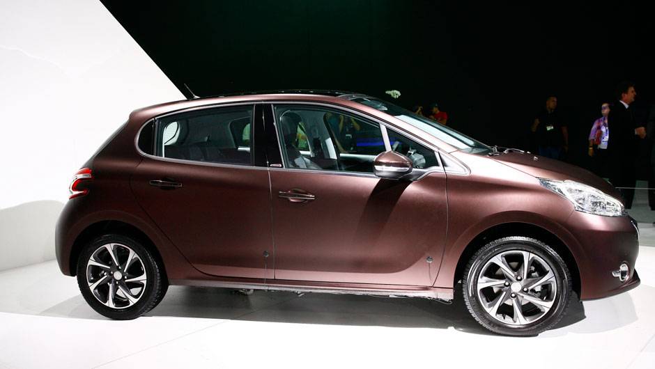O modelo, que será produzido na fábrica da marca em Porto Real (RJ) chega ao mercado brasileiro em 13 de abril de 2013 | <a href="https://beta-develop.quatrorodas.abril.com.br/salao-do-automovel/2012/carros/208-709089.shtml" rel="migration">Leia mais</a> O modelo, que será produzido na fábrica da marca em Porto Real (RJ) chega ao mercado brasileiro em 13 de abril de 2013 | <a href="https://beta-develop.quatrorodas.abril.com.br/salao-do-automovel/2012/carros/208-709089.shtml" rel="migration">Leia mais</a>