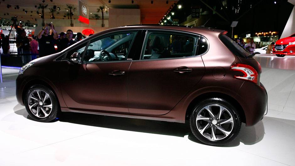 Com o 207 posicionado como modelo de entrada, o 208 adota equipamentos como o teto panor&acirc;mico, presente no hatchback m&eacute;dio 308 | <a href="https://beta-develop.quatrorodas.abril.com.br/salao-do-automovel/2012/carros/208-709089.shtml" rel="migration">Leia mais</a>