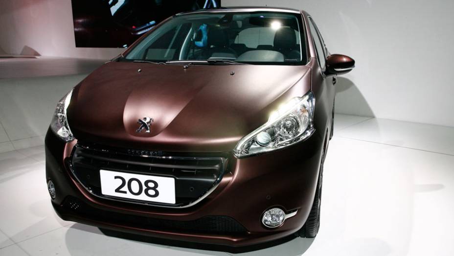 Sem revelar ainda os detalhes de motorização do 208, a marca francesa aproveitou o evento para mostrar também duas novas versões do 208: a Premier e o GTi | <a href="https://beta-develop.quatrorodas.abril.com.br/salao-do-automovel/2012/carros/208-709089.shtml" rel="migration">Leia mai</a>