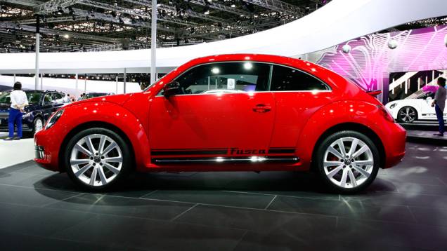 Nascido para ser o carro do povo, 74 anos atrás, o Volks ficou ainda mais elitista e maior | <a href="https://beta-develop.quatrorodas.abril.com.br/salao-do-automovel/2012/carros/fusca-703948.shtml" rel="migration">Leia mais</a> Nascido para ser o carro do povo, 74 anos atrás, o Volks ficou ainda mais elitista e maior | <a href="https://beta-develop.quatrorodas.abril.com.br/salao-do-automovel/2012/carros/fusca-703948.shtml" rel="migration">Leia mais</a>
