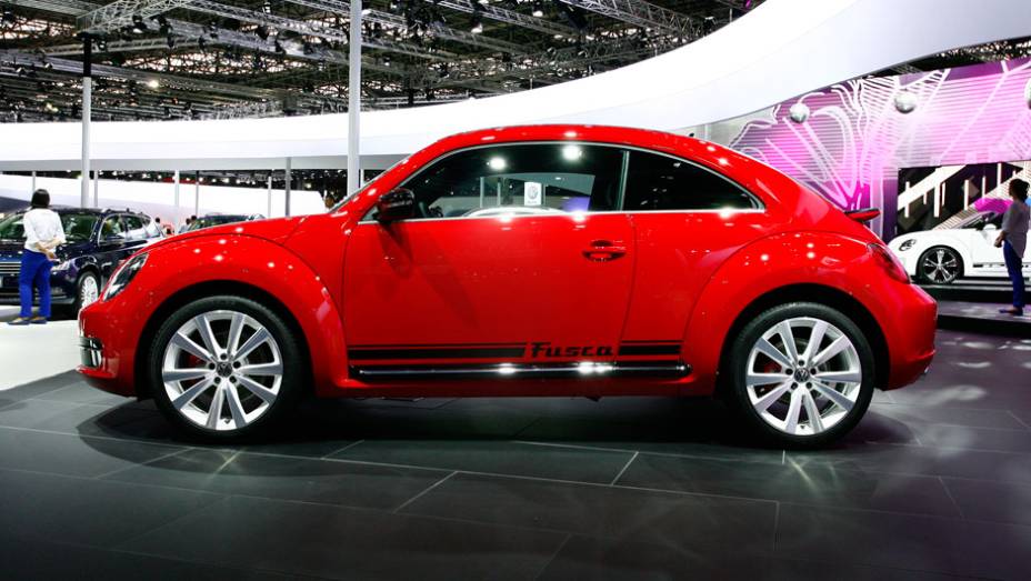 Nascido para ser o carro do povo, 74 anos atr&aacute;s, o Volks ficou ainda mais elitista e maior | <a href="https://beta-develop.quatrorodas.abril.com.br/salao-do-automovel/2012/carros/fusca-703948.shtml" rel="migration">Leia mais</a>