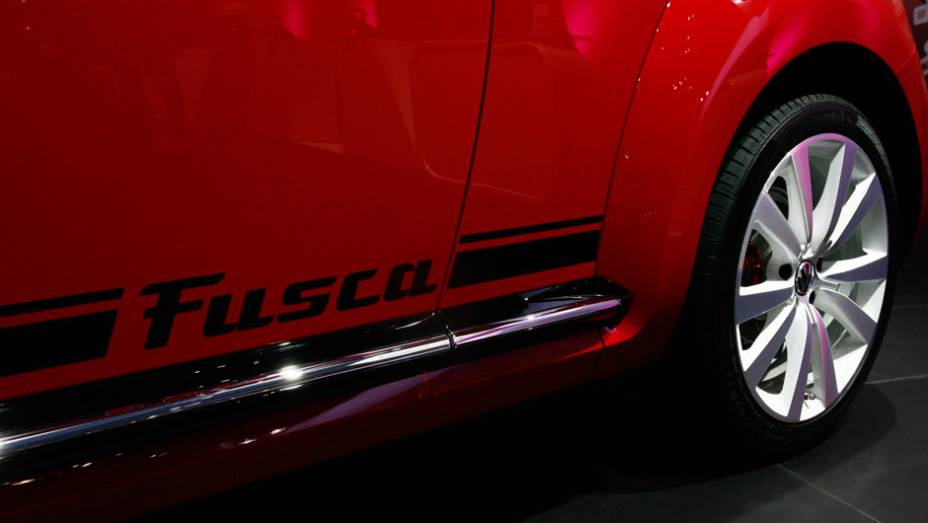 Trazido do M&eacute;xico, ele n&atilde;o quer ser um autom&oacute;vel popular - e muito menos levar o r&oacute;tulo de carro de mulher | <a href="https://beta-develop.quatrorodas.abril.com.br/salao-do-automovel/2012/carros/fusca-703948.shtml" rel="migration">Leia mais</a>