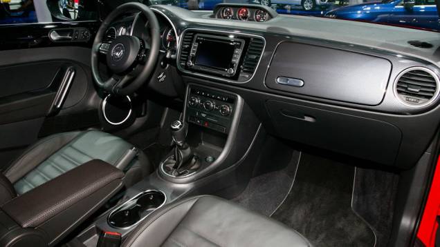 Na mecânica, passa a contar com turbo e transmissão automatizada de dupla embreagem, embora não tenha opção de trocas por borboletas | <a href="https://beta-develop.quatrorodas.abril.com.br/salao-do-automovel/2012/carros/fusca-703948.shtml" rel="migration">Leia mais</a> Na mecânica, passa a contar com turbo e transmissão automatizada de dupla embreagem, embora não tenha opção de trocas por borboletas | <a href="https://beta-develop.quatrorodas.abril.com.br/salao-do-automovel/2012/carros/fusca-703948.shtml" rel="migration">Leia mais</a>
