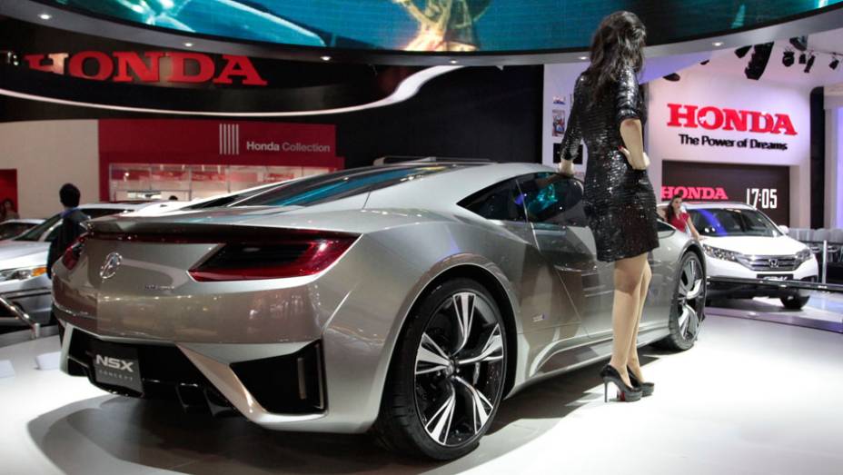 A responsável pelo retorno do NSX será a Acura, marca de luxo do grupo Honda que desembarcará no Brasil em 2015 | <a href="https://beta-develop.quatrorodas.abril.com.br/salao-do-automovel/2012/carros/nsx-710745.shtml" rel="migration">Leia mais</a>