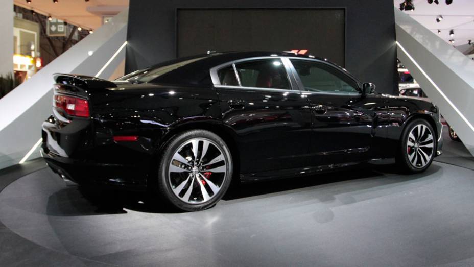 Pot&ecirc;ncia gerada &eacute; de 470 cv <a href="https://beta-develop.quatrorodas.abril.com.br/salao-do-automovel/2012/carros/charger-srt8-super-bee-703995.shtml" rel="migration">Leia mais</a>