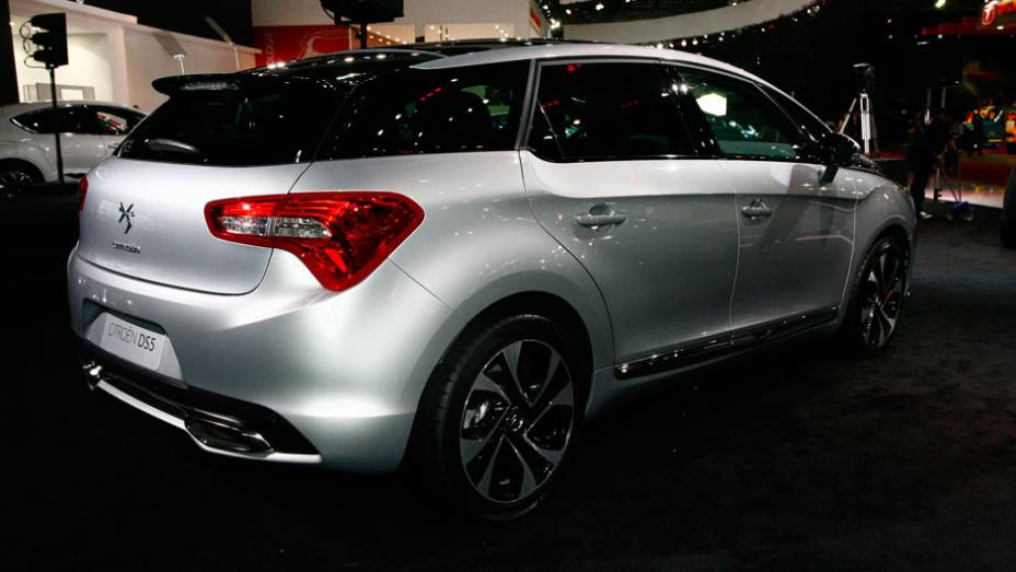 O DS5 dever&aacute; chegar antes &agrave;s lojas em dezembro | <a href="https://beta-develop.quatrorodas.abril.com.br/salao-do-automovel/2012/carros/ds5-703947.shtml" rel="migration">Leia mais</a>