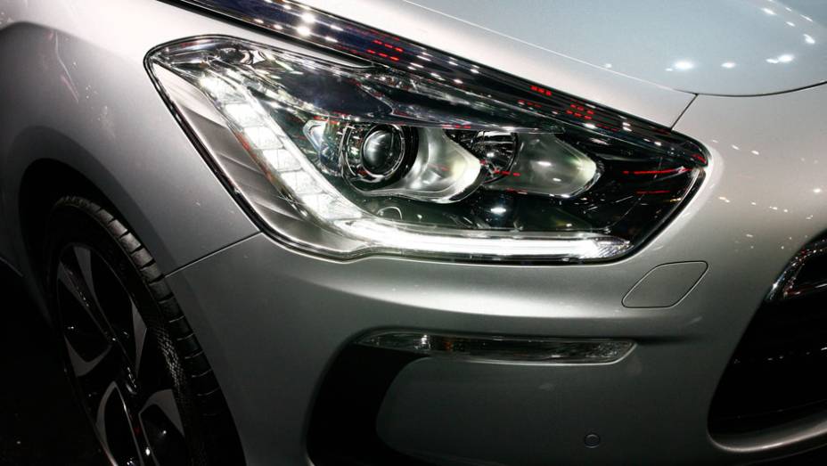 A dire&ccedil;&atilde;o eletro-hidr&aacute;ulica agrada n&atilde;o apenas pela suavidade e precis&atilde;o, mas tamb&eacute;m pela posi&ccedil;&atilde;o quase vertical do volante | <a href="https://beta-develop.quatrorodas.abril.com.br/salao-do-automovel/2012/carros/ds5-703947.shtml" rel="migration">Leia mais</a>