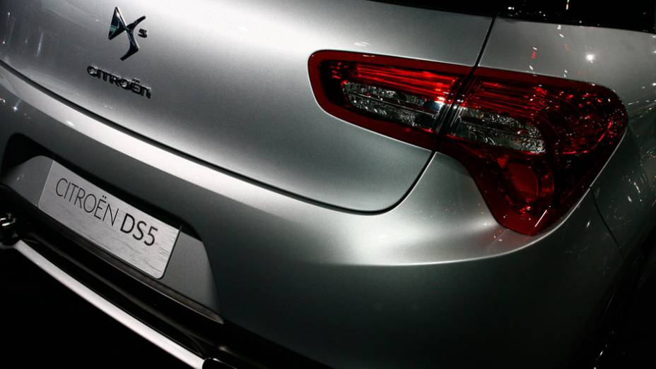 Na Europa, o DS5 tem duas op&ccedil;&otilde;es de acerto do motor | <a href="https://beta-develop.quatrorodas.abril.com.br/salao-do-automovel/2012/carros/ds5-703947.shtml" rel="migration">Leia mais</a>