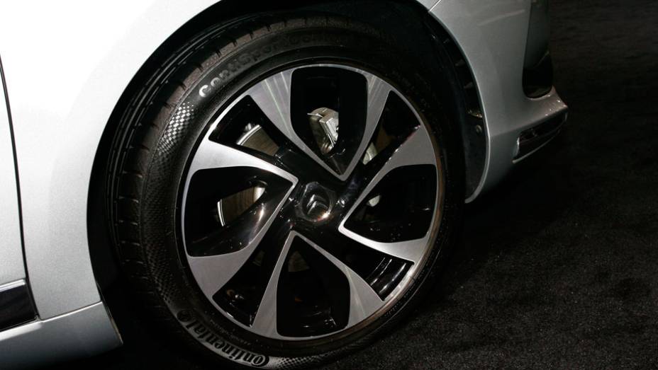 Uma delas &eacute; o premiado quatro-cilindros turbo 1.6 THP com inje&ccedil;&atilde;o direta de gasolina e 165 cv, que acompanha o modelo do Brasil | <a href="https://beta-develop.quatrorodas.abril.com.br/salao-do-automovel/2012/carros/ds5-703947.shtml" rel="migration">Leia mais</a>