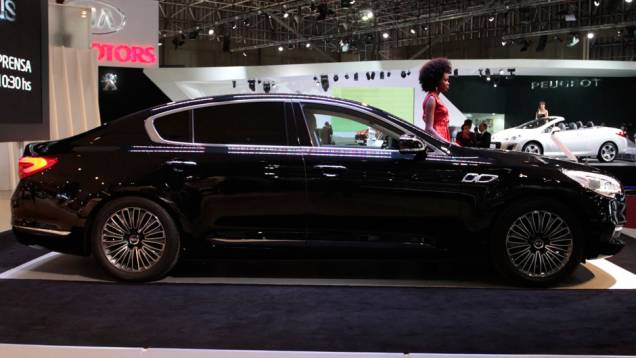 O sed&atilde; de 5,09 metros marca a entrada da empresa no segmento de alto de luxo no Brasil | <a href="https://beta-develop.quatrorodas.abril.com.br/salao-do-automovel/2012/carros/quoris-703976.shtml" rel="migration">Leia mais</a>