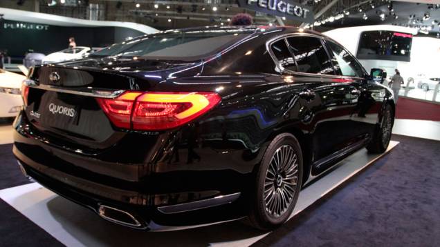Terá um motor V6 3.8 de 290 cv e câmbio automático de oito marchas | <a href="https://beta-develop.quatrorodas.abril.com.br/salao-do-automovel/2012/carros/quoris-703976.shtml" rel="migration">Leia mais</a> Terá um motor V6 3.8 de 290 cv e câmbio automático de oito marchas | <a href="https://beta-develop.quatrorodas.abril.com.br/salao-do-automovel/2012/carros/quoris-703976.shtml" rel="migration">Leia mais</a>