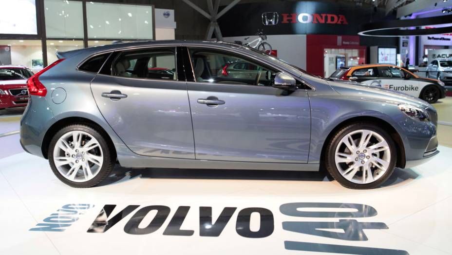 O modelo é considerado por alguns especialistas como o mais seguro do mundo | <a href="https://beta-develop.quatrorodas.abril.com.br/salao-do-automovel/2012/carros/v40-703905.shtml" rel="migration">Leia mais</a> O modelo é considerado por alguns especialistas como o mais seguro do mundo | <a href="https://beta-develop.quatrorodas.abril.com.br/salao-do-automovel/2012/carros/v40-703905.shtml" rel="migration">Leia mais</a>
