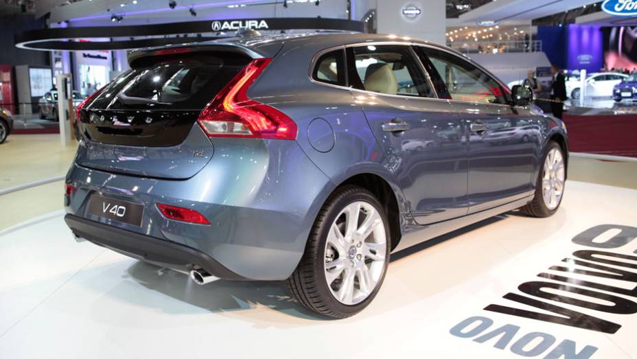 O Volvo V40 é o primeiro carro do mundo equipado com airbag de proteção para pedestres | <a href="https://beta-develop.quatrorodas.abril.com.br/salao-do-automovel/2012/carros/v40-703905.shtml" rel="migration">Leia mais</a>