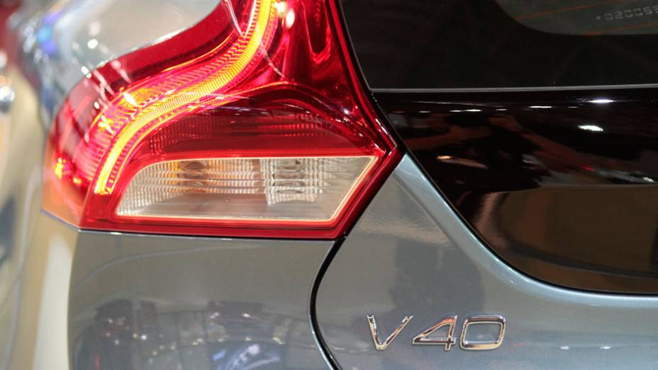 O V40 &eacute; um hatch estendido e, como tal, vai disputar a prefer&ecirc;ncia dos motoristas com Audi A3 Sportback, BMW S&eacute;rie 1 e Mercedes-Benz Classe A | <a href="https://beta-develop.quatrorodas.abril.com.br/salao-do-automovel/2012/carros/v40-703905.shtml" rel="migration">Leia mais</a>