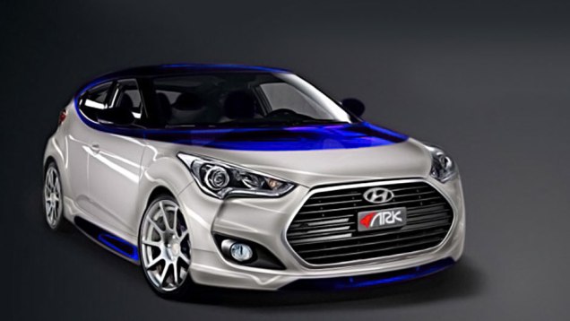 A preparadora Ark Performance também revelou a sua interpretação do Veloster. Com 232 cv (31 cv a mais em relação ao modelo original), o modelo recebeu novos freios, suspensão e barras estruturais A preparadora Ark Performance também revelou a sua interpretação do Veloster. Com 232 cv (31 cv a mais em relação ao modelo original), o modelo recebeu novos freios, suspensão e barras estruturais