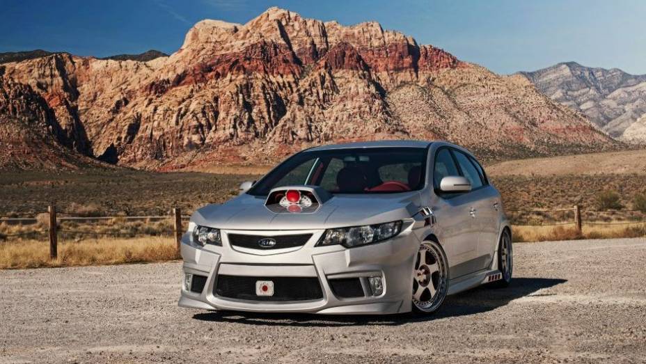 O Forte de 5 portas foi o presente da Kia para o Cyborg, o benfeitor metade homem, metade m&aacute;quina. | <a href="https://beta-develop.quatrorodas.abril.com.br/noticias/entretenimento/kia-mostra-cinco-carros-super-herois-713665.shtml" rel="migration">Leia mais</a>