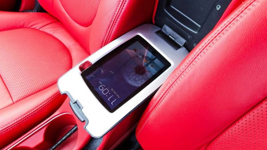 Com bancos em vermelho escarlate, o carro também vem com um tablet acoplado. | <a href="https://beta-develop.quatrorodas.abril.com.br/noticias/entretenimento/kia-mostra-cinco-carros-super-herois-713665.shtml" rel="migration">Leia mais</a>