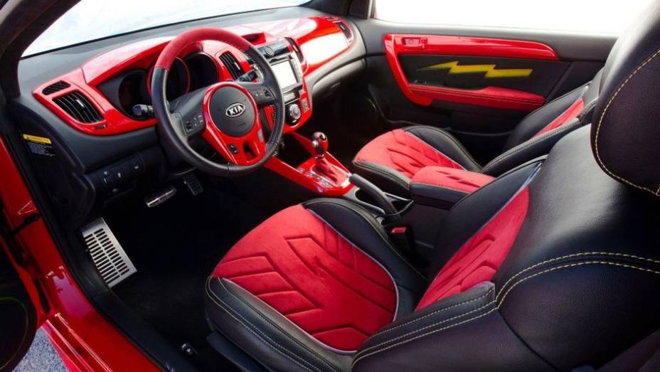O raio, s&iacute;mbolo mais conhecido do her&oacute;i, est&aacute; presente no revestimento interno. | <a href="https://beta-develop.quatrorodas.abril.com.br/noticias/entretenimento/kia-mostra-cinco-carros-super-herois-713665.shtml" rel="migration">Leia mais</a>