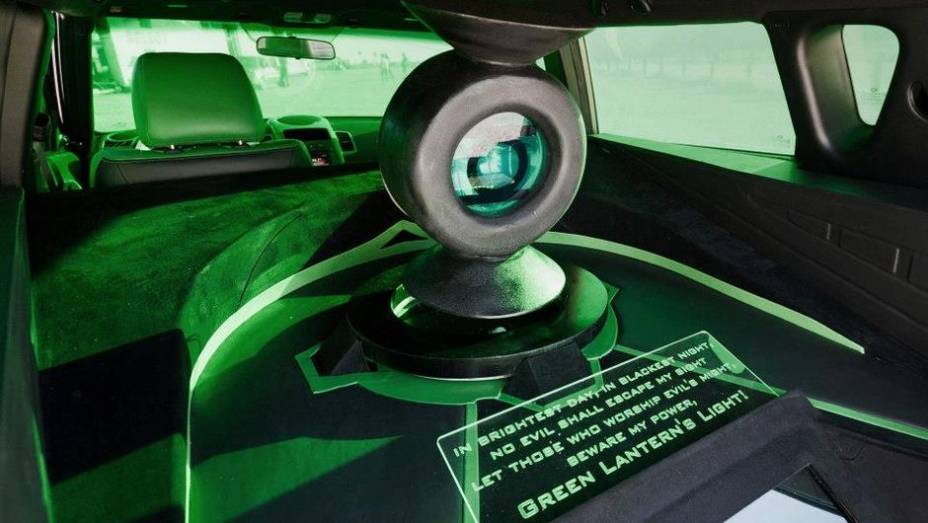 A traseira tem um monitor onde pode ser visto o v&iacute;deo promocional "We can be heroes". | <a href="https://beta-develop.quatrorodas.abril.com.br/noticias/entretenimento/kia-mostra-cinco-carros-super-herois-713665.shtml" rel="migration">Leia mais</a>