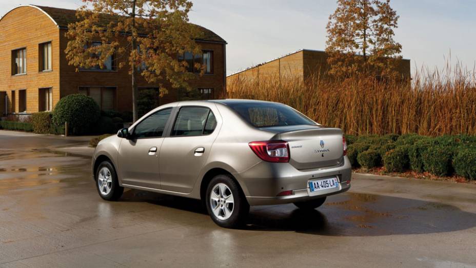 Na traseira, apenas os logotipos foram trocados | <a href="https://beta-develop.quatrorodas.abril.com.br/noticias/fabricantes/novo-renault-symbol-copia-logan-713806.shtml" rel="migration">Leia mais</a>