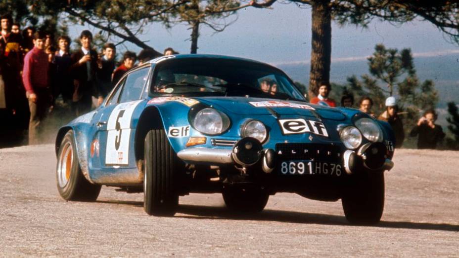 O mais famoso Alpine da hist&oacute;ria &eacute; o A110, figura carimbada em provas de rali mundo afora | <a href="https://beta-develop.quatrorodas.abril.com.br/noticias/fabricantes/renault-caterham-produzirao-nova-linha-alpine-714806.shtml" rel="migration">Leia mais</a>