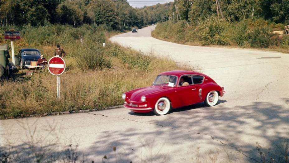 Mas a hist&oacute;ria da Alpine come&ccedil;ou nos anos 1950, com a introdu&ccedil;&atilde;o deste simp&aacute;tico exemplar: o A106 | <a href="https://beta-develop.quatrorodas.abril.com.br/noticias/fabricantes/renault-caterham-produzirao-nova-linha-alpine-714806.shtml" rel="migration">Leia mais</a>