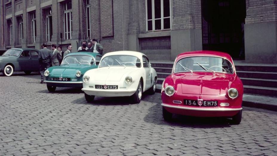 O carrinho foi inspirado no Renault 4CV e tinha motor de 30 cv de pot&ecirc;ncia | <a href="https://beta-develop.quatrorodas.abril.com.br/noticias/fabricantes/renault-caterham-produzirao-nova-linha-alpine-714806.shtml" rel="migration">Leia mais</a>