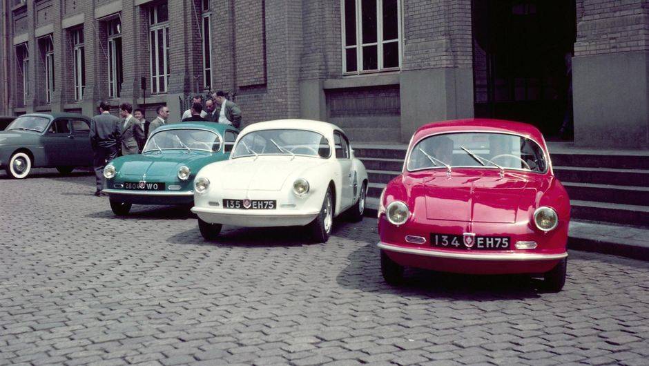 O carrinho foi inspirado no Renault 4CV e tinha motor de 30 cv de pot&ecirc;ncia | <a href="https://beta-develop.quatrorodas.abril.com.br/noticias/fabricantes/renault-caterham-produzirao-nova-linha-alpine-714806.shtml" rel="migration">Leia mais</a>