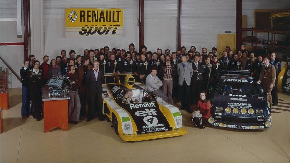 Retomando o esp&iacute;rito pela competi&ccedil;&atilde;o, mostramos o Alpine A442 (esquerda), um prot&oacute;tipo feito sob medida para as 24 Horas de Le Mans | <a href="%20https://beta-develop.quatrorodas.abril.com.br/noticias/fabricantes/renault-caterham-produzirao-nova-linha-alpine-714806.shtml" rel="migration"></a>