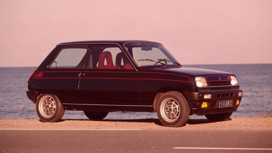 Este &eacute; o Renault 5 Alpine, com motor 1.4, mais apimentado do que o modelo tradicional, que utilizava o 1.1 | <a href="https://beta-develop.quatrorodas.abril.com.br/noticias/fabricantes/renault-caterham-produzirao-nova-linha-alpine-714806.shtml" rel="migration">Leia mais</a>