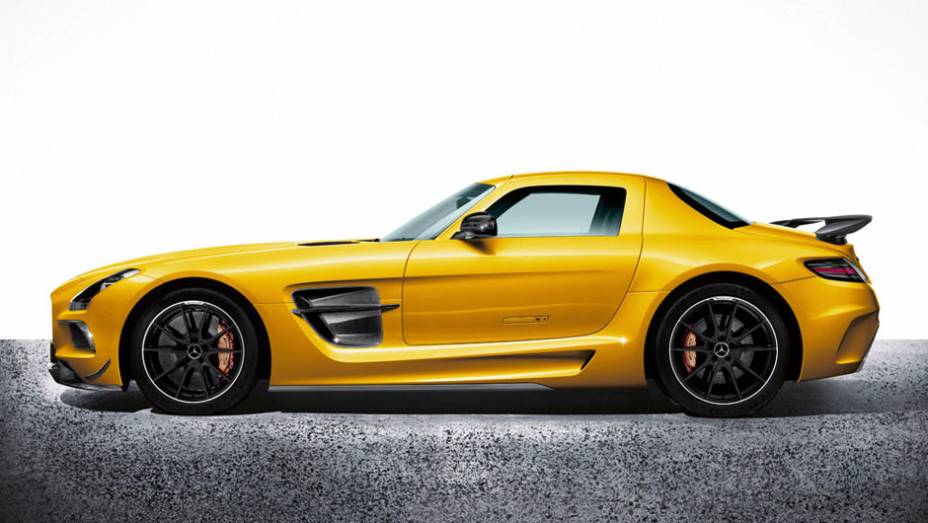 Novo esportivo tem visual mais agressivo que o SLS AMG e custará 249.900 euros| <a href="https://beta-develop.quatrorodas.abril.com.br/noticias/fabricantes/mercedes-revela-preco-sls-amg-black-series-735042.shtml" rel="migration">Leia mais</a>