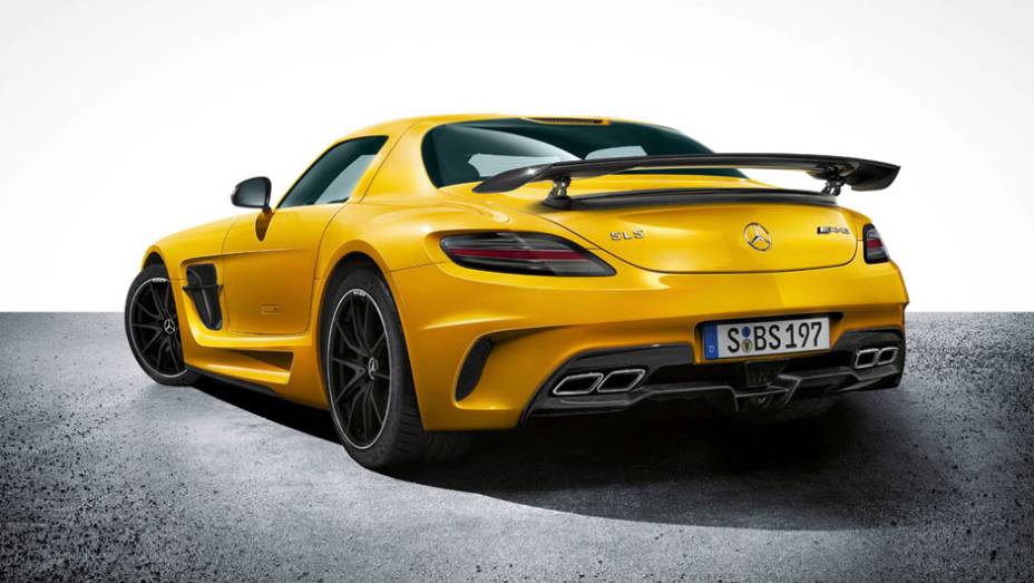 Asa traseira fixa é opcional | <a href="https://beta-develop.quatrorodas.abril.com.br/noticias/fabricantes/mercedes-revela-preco-sls-amg-black-series-735042.shtml" rel="migration">Leia mais</a>