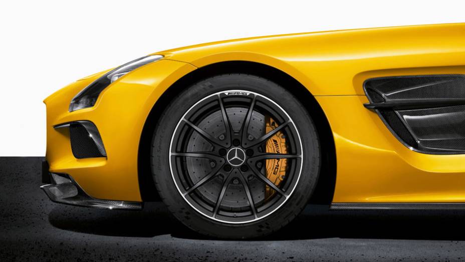 Novas rodas adotam adotam freios de cerâmica | <a href="https://beta-develop.quatrorodas.abril.com.br/noticias/fabricantes/mercedes-revela-preco-sls-amg-black-series-735042.shtml" rel="migration">Leia mais</a>