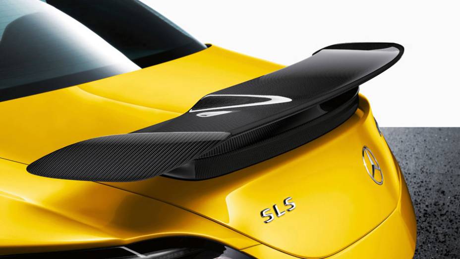 Modelo é equipado com motor 6.3 litros V8 que gera 60 cavalos a mais que a tradicional SLS AMG | <a href="https://beta-develop.quatrorodas.abril.com.br/noticias/fabricantes/mercedes-revela-preco-sls-amg-black-series-735042.shtml" rel="migration">Leia mais</a>