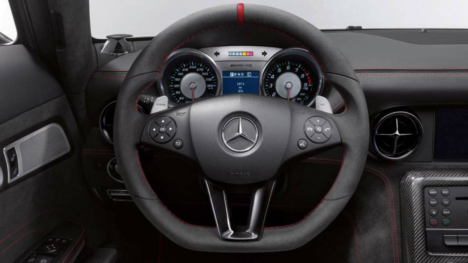 Velocidade máxima é de 315 km/h | <a href="https://beta-develop.quatrorodas.abril.com.br/noticias/fabricantes/mercedes-revela-preco-sls-amg-black-series-735042.shtml" rel="migration">Leia mais</a>