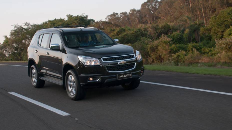 Com 4,87 metros de comprimento, a Trailblazer oferece espaço de sobra para levar até sete pessoas | <a href="https://beta-develop.quatrorodas.abril.com.br/carros/lancamentos/chevrolet-trailblazer-718248.shtml" target="_blank" rel="migration">Leia mais</a>