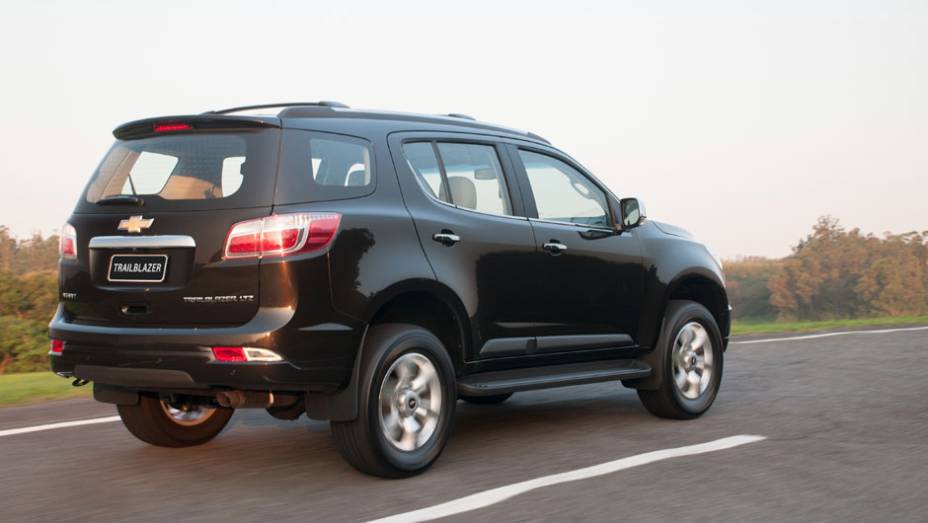 A Trailblazer tem detalhes exclusivos, incluindo a linha de cintura ascendente | <a href="https://beta-develop.quatrorodas.abril.com.br/carros/lancamentos/chevrolet-trailblazer-718248.shtml" target="_blank" rel="migration">Leia mais</a>