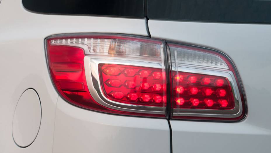 Na traseira, as lanternas tem detalhes translúcidos que combinam com as luzes de LED | <a href="https://beta-develop.quatrorodas.abril.com.br/carros/lancamentos/chevrolet-trailblazer-718248.shtml" target="_blank" rel="migration">Leia mais</a>